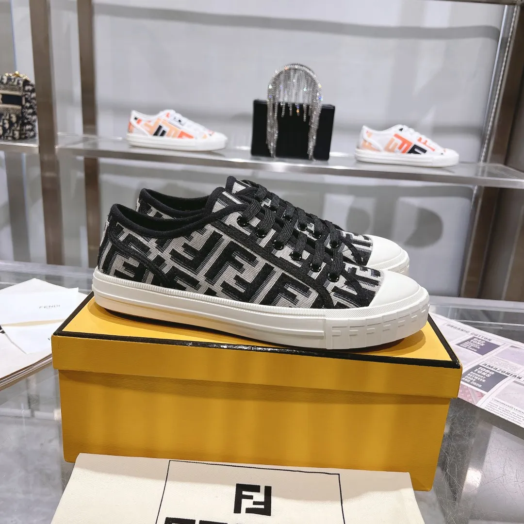 Couple style 💰460❤️Fendi Fendi's latest couple canvas shoes ❑ Fabric: Original customized imported jacquard canvas material ❑ Inner lining: Imported canvas material ❑ Sole: Original molded non-slip TPU outsole ❑ Bottom thickness: 2.5cm ❑ Size: Women's 35-40/Men's 39-45